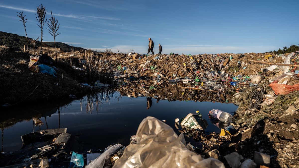 Obrazem: Život mezi odpadky na jihu Evropy. Jsou za domem, na poli i v řece